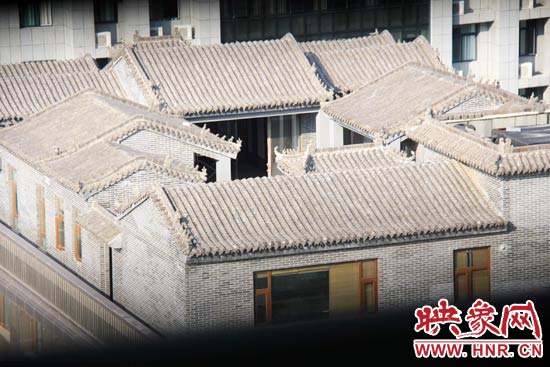 這座建筑里面的裝修奢華考究，門窗和吊頂均為紅木。