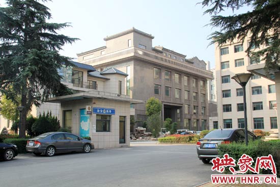 據(jù)這座建筑的一名工作人員稱，整座建筑為海龍集團(tuán)所有，房屋建成之后用作公司紅木家具展示。
