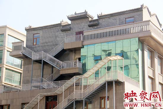 這座建筑的背面，已建好步梯。