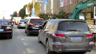 中原路華山路口，花壇擋了進(jìn)入地下商場(chǎng)的車流