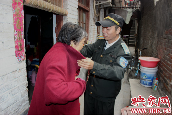 一馬路社區(qū)的巡防隊員們經(jīng)常前來幫助老人。