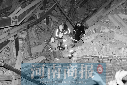 昨晚8點30分，消防員從廢墟中救出一名被埋者