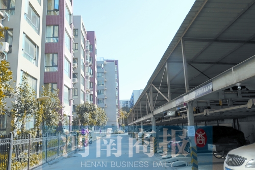 鄭州建設(shè)西路與工農(nóng)路交叉口西北角附近一小區(qū)內(nèi)，立體車庫已投入使用
