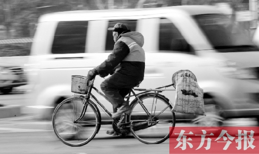 昨日，鄭州市中州大道上，穿梭于車流中上崗的環(huán)衛(wèi)工