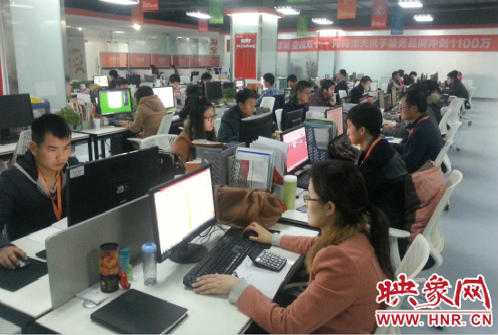 河南省電子商務(wù)產(chǎn)業(yè)園里，電商運(yùn)營(yíng)商河南杰夫成交3500萬(wàn)元，其中淘寶河南館占了七成。