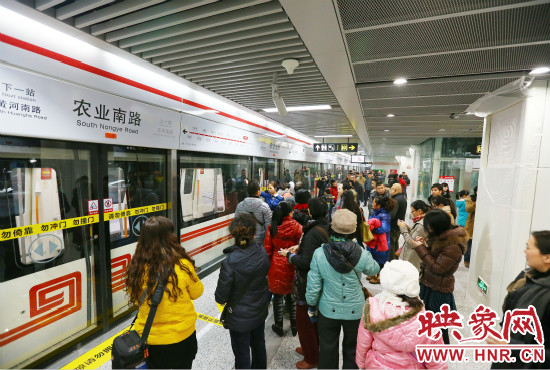 鄭州地鐵1號(hào)線載客量日均達(dá)22萬(wàn)人次。