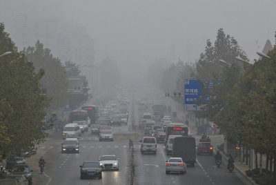 被霧、霾同時(shí)籠罩的市區(qū)道路
