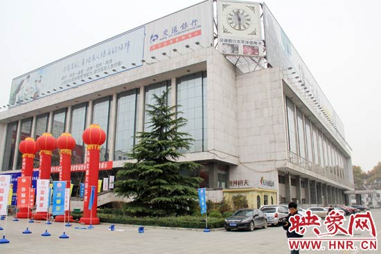 11月28日，記者從鄭州市政府獲悉，河南省人民會堂決定拆除違法存在10多年的巨型樓頂廣告。