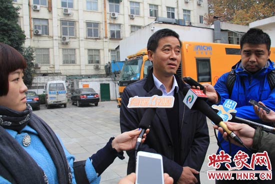 鄭州城市管理局行政執(zhí)法監(jiān)察支隊二大隊副大隊長杜陸水就“河南省人民會堂違法戶外廣告”一事，接受媒體采訪