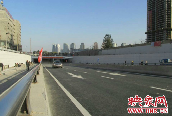 紅專路下穿中州大道隧道工程西起紅專路與姚寨路交叉口，東至紅專路與龍湖外環(huán)路交叉口。