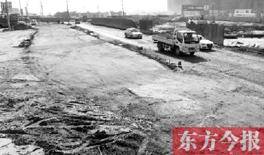 昨日，今報連續(xù)報道的鄭州南四環(huán)柴郭轉(zhuǎn)盤附近的大坑已基本填平