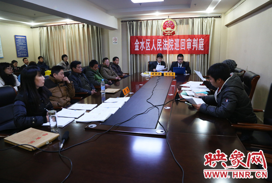 12月2日上午9點，鄭州市金水區(qū)法院將法庭搬到了經八路辦事處，并案審理了這6起勞務糾紛案件。