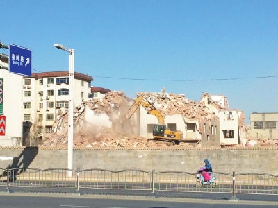 航海路秦嶺路口的閆垌村拆遷現(xiàn)場，看不到防塵措施。