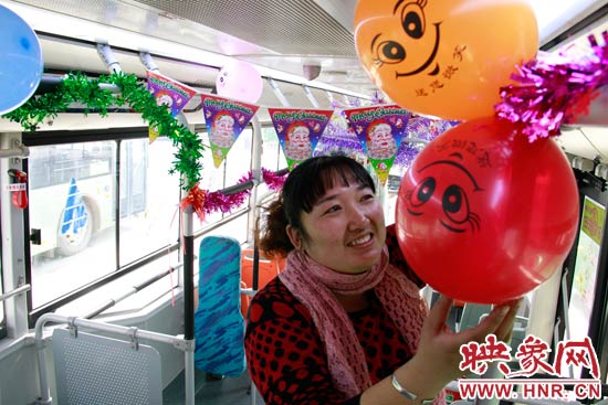 鄭州快速公交B3區(qū)間線車長(zhǎng)李鵬云在車廂里懸掛氣球，布置圣誕車廂，營(yíng)造歡樂(lè)圣誕氛圍