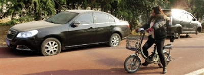 緊臨西三環(huán)一小區(qū)門口停的轎車，8輛車車胎被扎