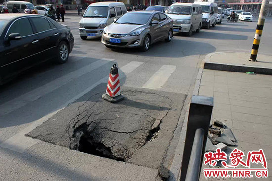 南陽路農業(yè)路出現(xiàn)深坑，近看是因為瀝青充當窨井蓋所致