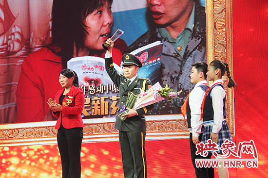 中國(guó)人民解放軍71352部隊(duì)19分隊(duì)管理員王留杰上臺(tái)接受頒獎(jiǎng)。