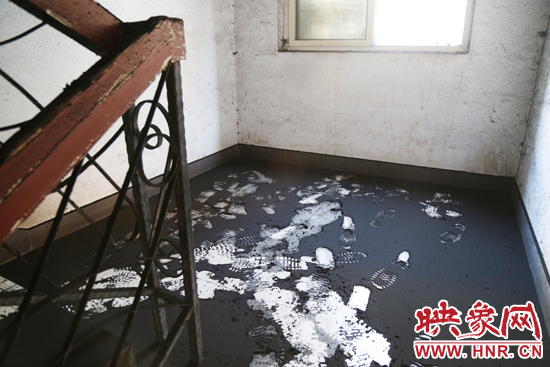 一樓到六樓的樓道內(nèi)都是黑色的煙塵。