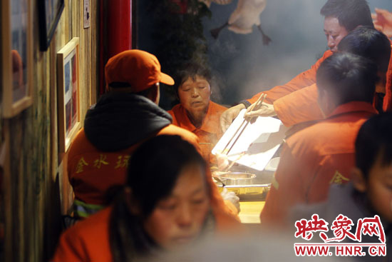 鄭州黃河路衛(wèi)生路附近一家火鍋店，宴請(qǐng)130名環(huán)衛(wèi)工人吃火鍋。