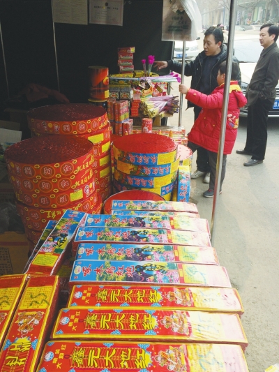 一家鞭炮攤兒前，只有少數(shù)人駐足購買。