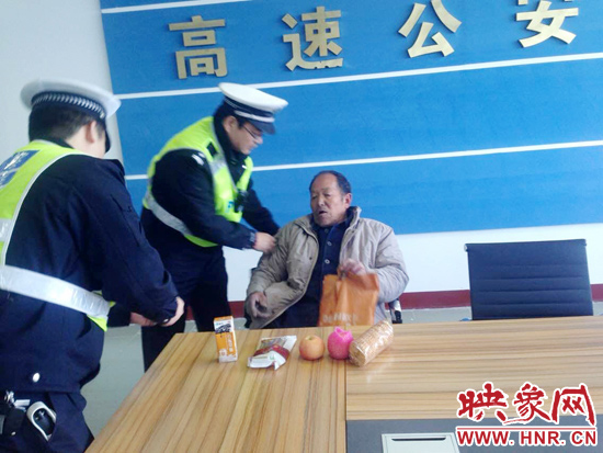 民警將老人帶回駐地。
