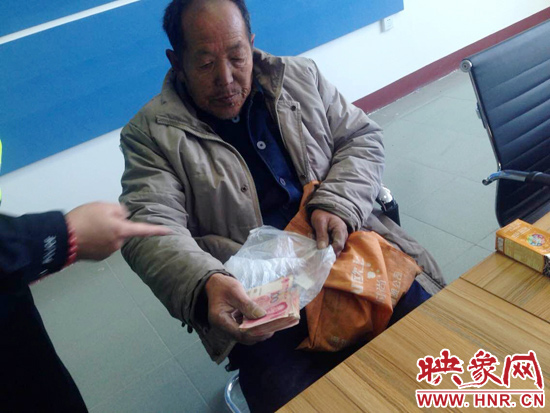在把老人帶回駐地后，老人竟又從身上掏出幾千元現(xiàn)金要塞給民警。