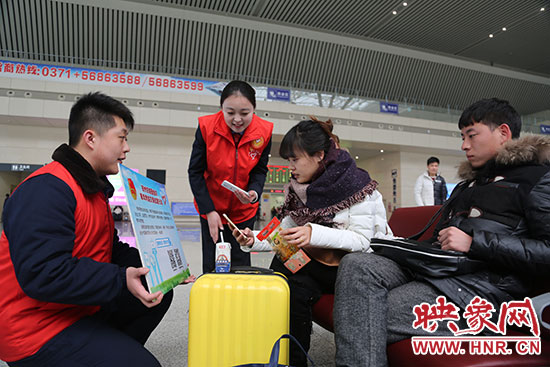 邀請旅客掃二維碼參加活動。