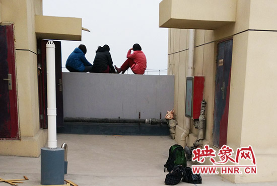 三人在樓頂始終不肯下來。