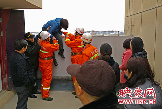 消防隊(duì)員和巡防隊(duì)員、民警將最后一名女子從樓頂救下。