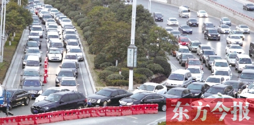 昨日，鄭州市福元路，車輛在僅剩的一條5米寬車道上堵得“不亦樂(lè)乎”