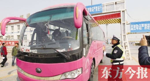 鄭州交警在鄭州黃河大橋安裝“機(jī)動(dòng)車緝查布控系統(tǒng)”嚴(yán)查違法運(yùn)輸行為，確保旅客安全。