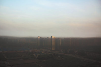 鄭州遇“平流霧”，上空晴朗，城市被黑霧籠罩
