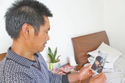 46歲的山村農民祁振崗在失去兒子的同時，又陷入了“沒錢帶兒子回家”的揪心之痛中。