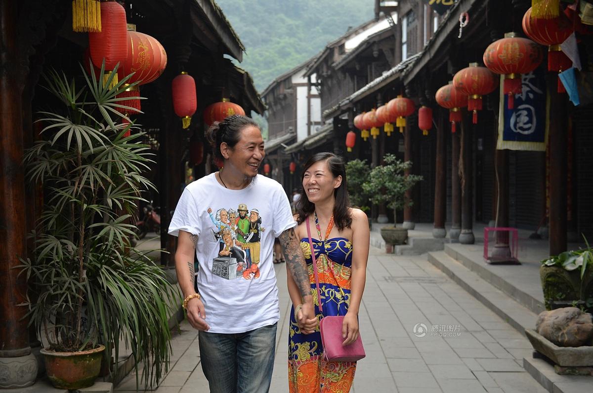 圖為7月20日，顧少強(qiáng)和老公于夫在成都街子古鎮(zhèn)，兩人剛于7月6日登記結(jié)婚。王勤/CFP
