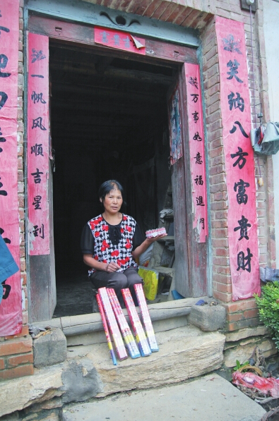 村民楊女士買來(lái)閃光雷、爆竹防衛(wèi)
