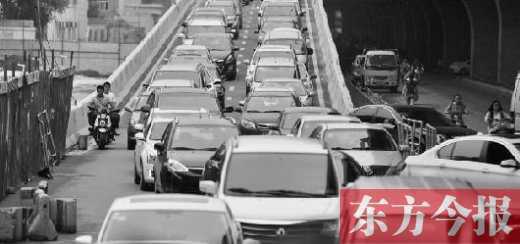 昨日，鄭州市大學(xué)路與隴海路交叉口處，因封閉施工，現(xiàn)場堵成停車場