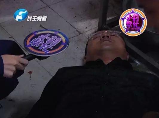 老板竟突然在廚房?jī)?nèi)割腕自殺!發(fā)現(xiàn)意外情況后，小莉趕緊對(duì)傷者進(jìn)行包扎，并撥打了120急救電話。
