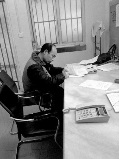 侯見(jiàn)志在看守所中簽署上訴書。律師供圖