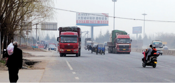 距離事故現(xiàn)場不遠(yuǎn)，仍有人騎電動車帶著孩子橫穿馬路