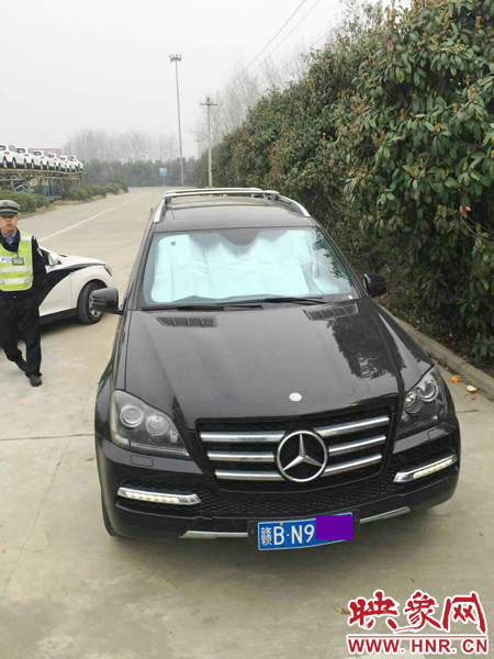 江西男子奔馳車中睡覺一氧化碳中毒，周口高速交警及時發(fā)現(xiàn)。