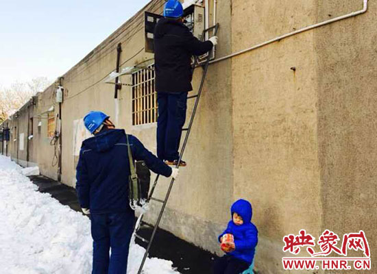 5歲娃冰天雪地睡著。