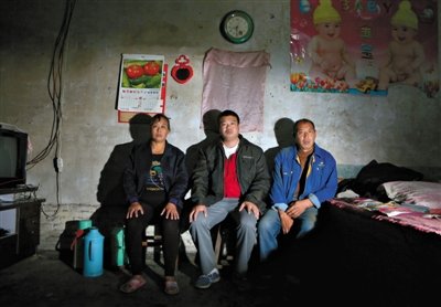 10月18日，自鋸病腿的鄭艷良所在的保定市清苑縣東臧村，有多家農戶大病難醫(yī)，村民王新建（中）得了白血
