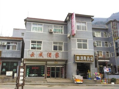 今年，胡萬(wàn)林涉嫌非法行醫(yī)的地點(diǎn)，就在這座農(nóng)家賓館內(nèi)。