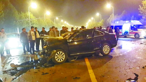 車(chē)禍發(fā)生在鄭開(kāi)大道路中央雙黃線(xiàn)附近,現(xiàn)場(chǎng)狀況慘烈。