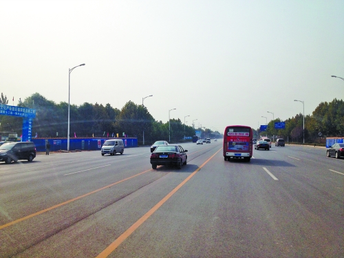 鄭開(kāi)大道上隨處可見(jiàn)車(chē)輛駛?cè)腚p黃線(xiàn)超車(chē),很危險(xiǎn)。