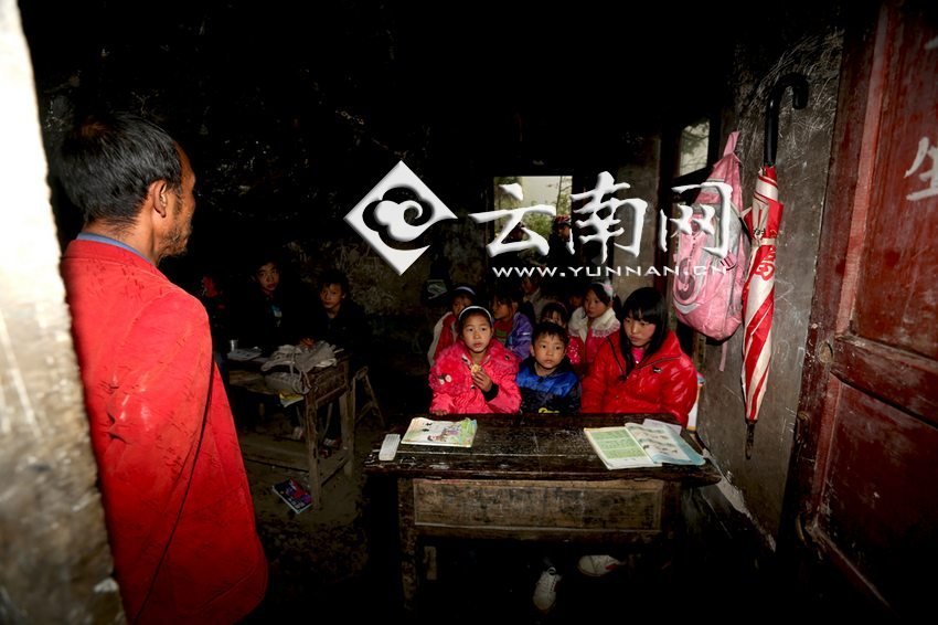小學里只有兩個班，大點的孩子無法升入高年級，只得從一年級再讀起，就像復讀機。