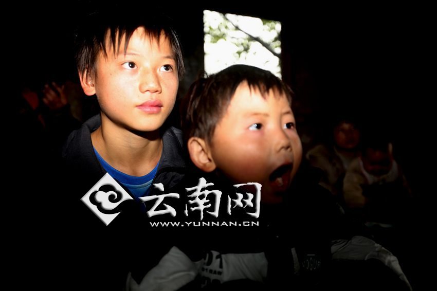 孩子認真地跟著袁老師讀拼音。徐弘毅 攝
