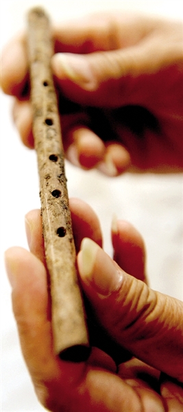 這是近日出土的用丹頂鶴尺骨制成的五孔骨笛。新華社發(fā)