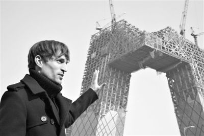 2008年2月，建筑師奧雷·舍人在中央電視臺(tái)新址大樓的工地外。圖/CFP