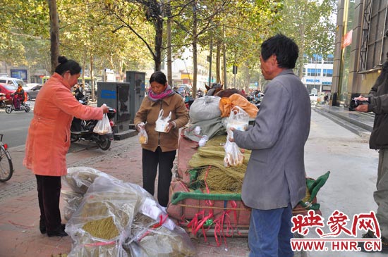 在賣粉條的時(shí)候,還有市民給他們送飯。